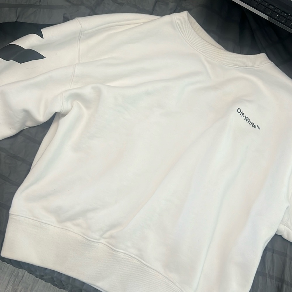 I am selling off white sweather it runs small it can be for kids or women’s XS